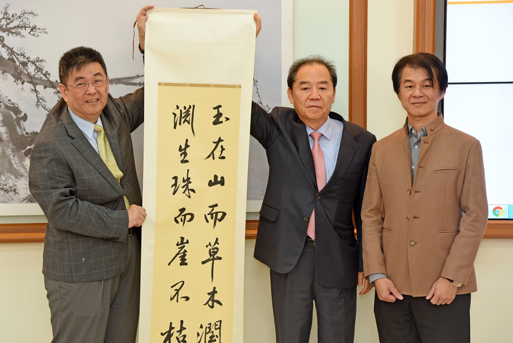李校長致贈藝術設計學院黃智陽院長書法作品給韓中文化交流協會會長李相玉