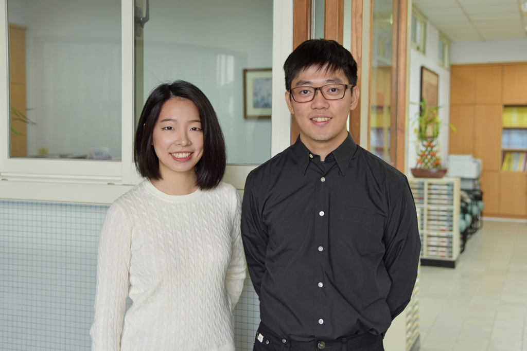 ?工業設計學系碩士班楊民宇(右)及白謹慧同學(左),在經過一年的努力學習後,於106年9月獲得帝門大學碩士學位,並在12月14日回校參加碩士論文口試