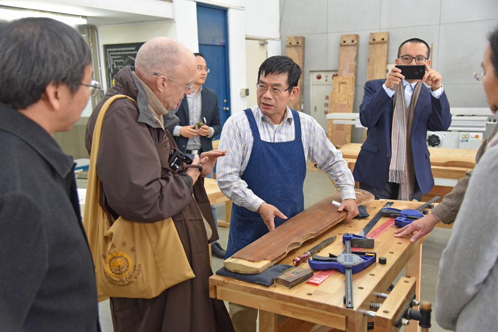 法界佛教總會董事長恆實法師參觀校級工場古琴製作,由斲琴藝術家廖寶林老師解說。