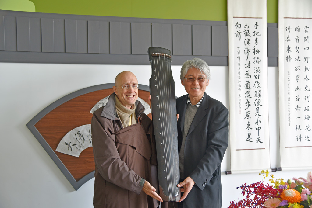 高柏園校長代表學校將前佛教學系教授釋大參老師所親自製作之古琴致贈恆實法師。