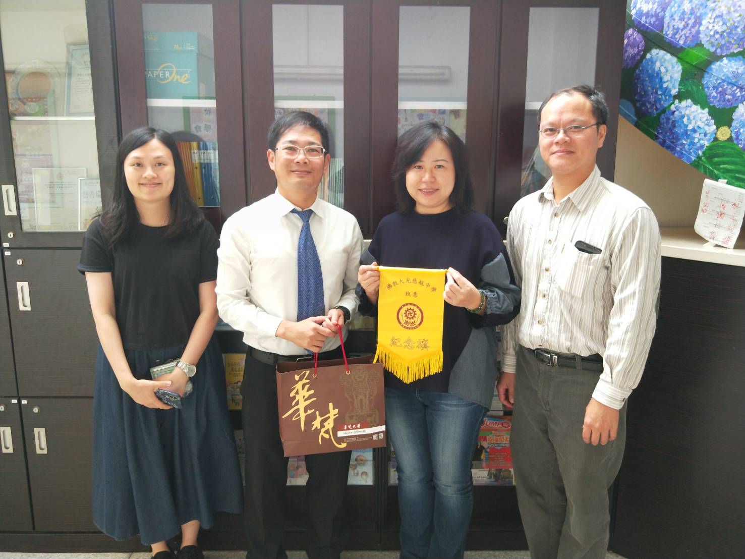 11月9日下午國際招生團隊拜會佛教大光慈航中學劉子軒校長(左二)及丘詠斯升學及擇業輔導主任(左一)。