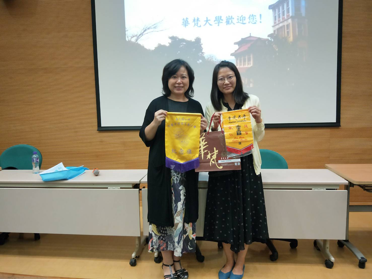 金敏玲執行長拜會可譽中學生涯規劃組余裴姬老師(右)。