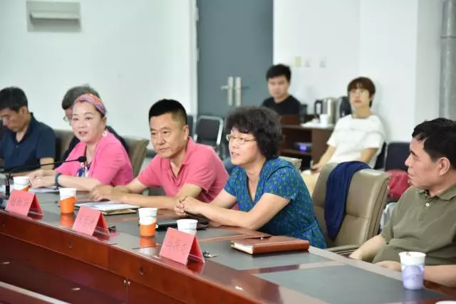 黨總支書記宋蘊捷(右二)致歡迎詞,藝術學院趙新華院長(左二)、鐘蕾副院長(左一)。