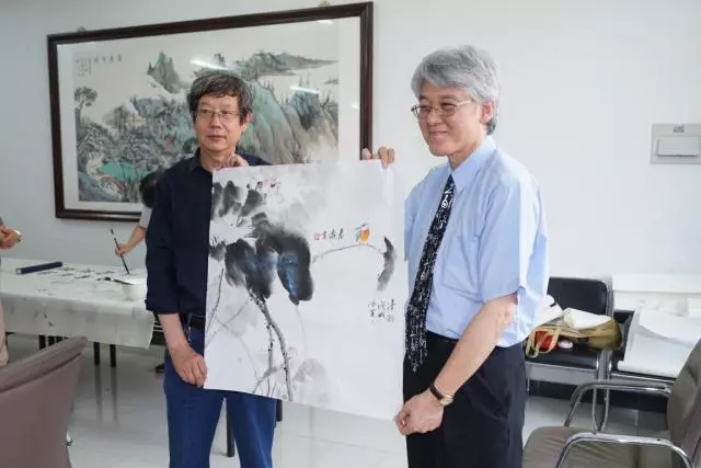 天津理工大學藝術學院王春濤副院長(左)贈送國畫作品。