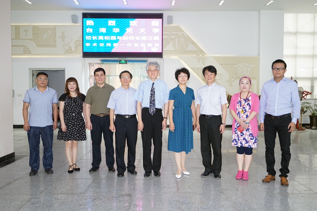 天津理工大學交流活動現場大合照留影