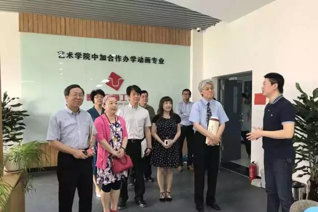 高校長一行參觀天津理工大學藝術學院中加合作動畫工作室。