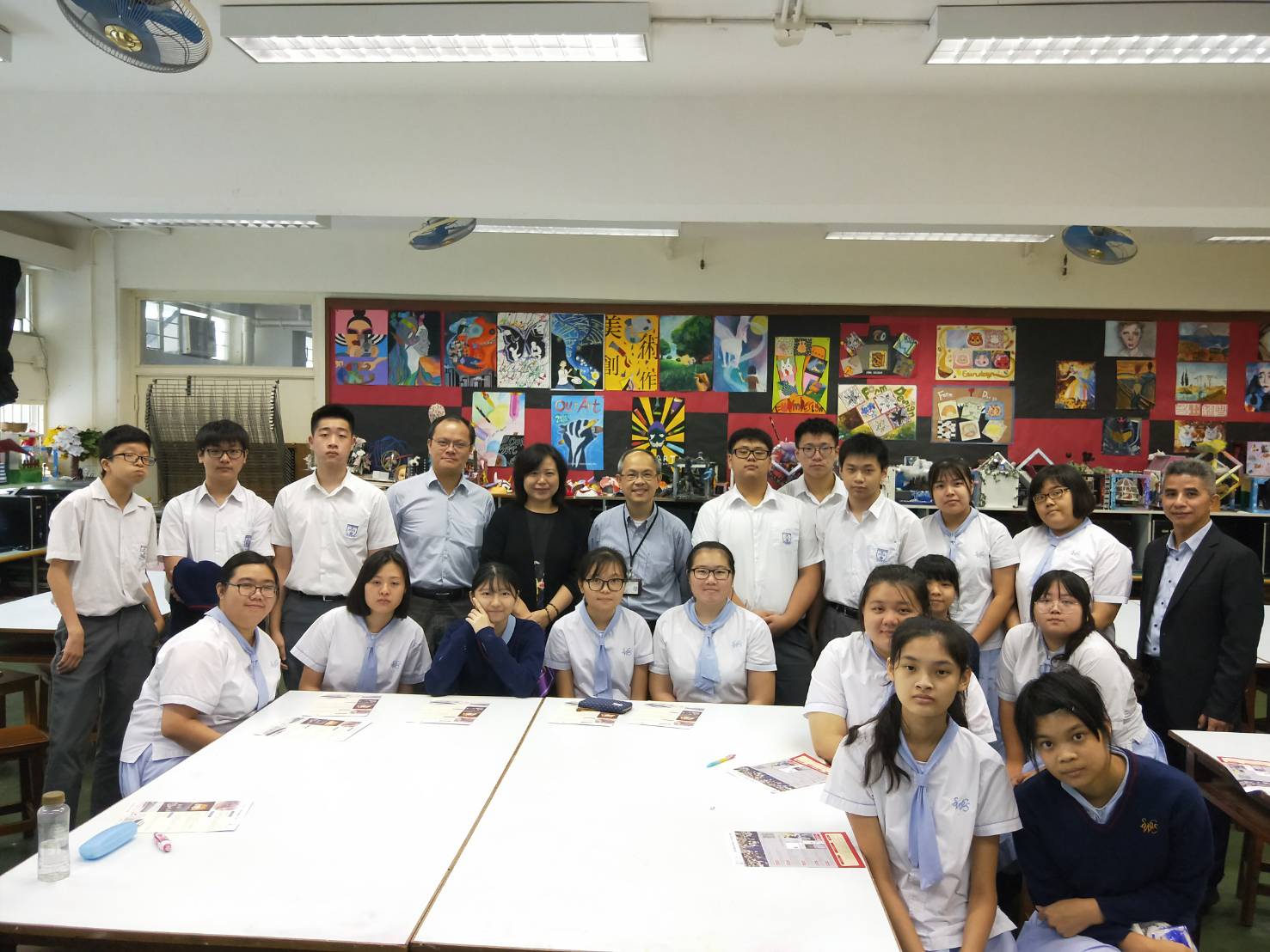 拜會新會商會中學古志超助理校長(後左六)，並與該校學生進行升學講座。