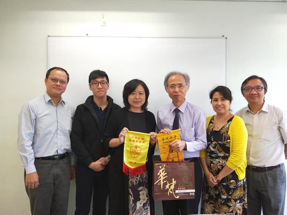 11月8日國際招生團隊拜會明愛粉嶺陳震夏中學何應翰校長(右三)與陳立禮升學輔導主任(右一)。