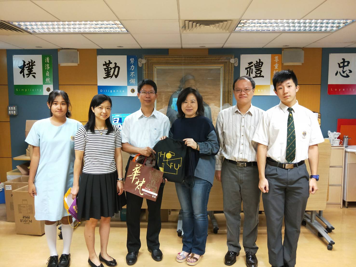 11月9日國際招生團隊拜會獅子會中學郭銳涵副校長(左三)及李淑貞升學及擇業輔導主任(左二)。