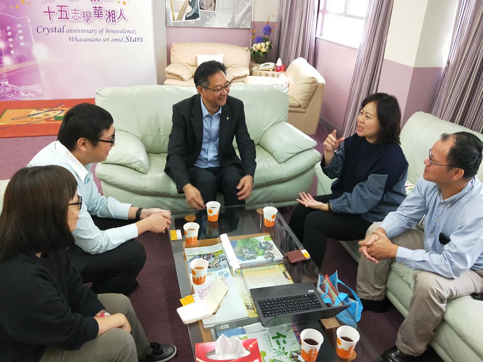 金敏玲執行長向邱少雄校長與輔導室吳永昕主任，介紹我校學系轉型及科系創新的理念。