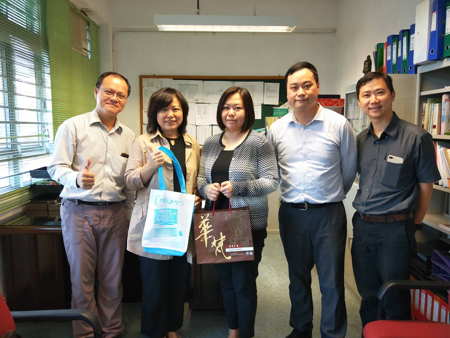 11月6日下午拜會東華三院鄺錫坤伉儷中學歐文素校長(中)黎志威升學主任(右一)及區少銓老師(右二)。