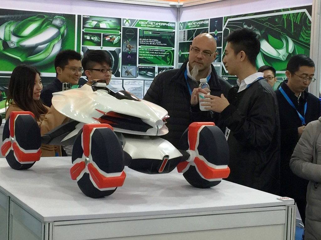 交通工具設計組同學向觀眾介紹作品。